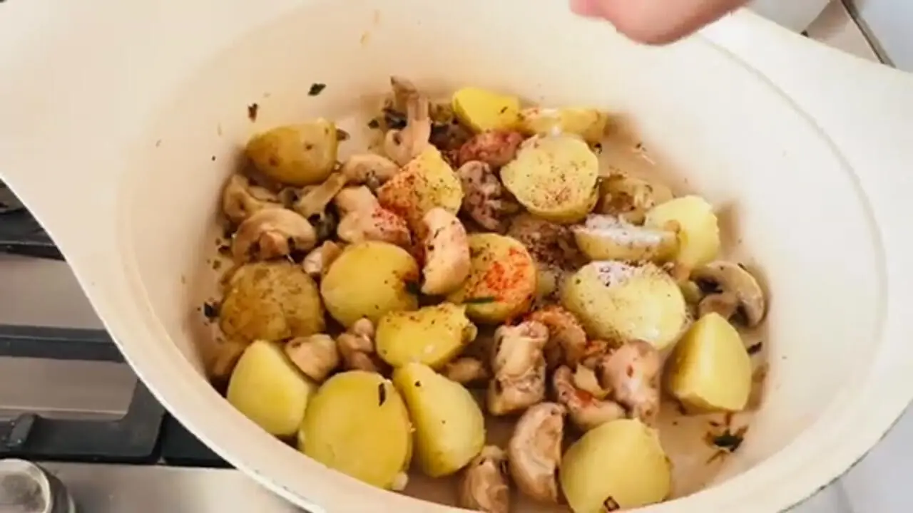 ببینید| طرز تهیه یک غذای جدید با قارچ و مرغ