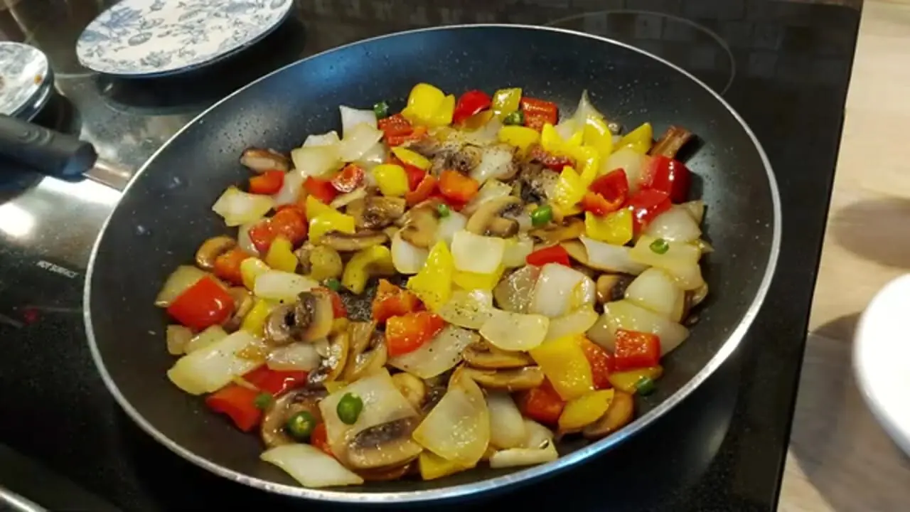 ببینید| طرز تهیه یک خوراک خوشمزه و جدید با قارچ و سبزیجات