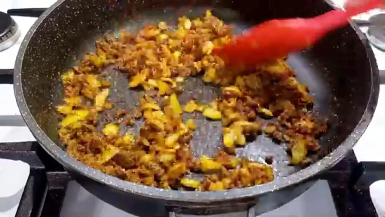 ببینید| طرز تهیه یک غذای ساده و سریع با برنج و گوشت چرخ کرده
