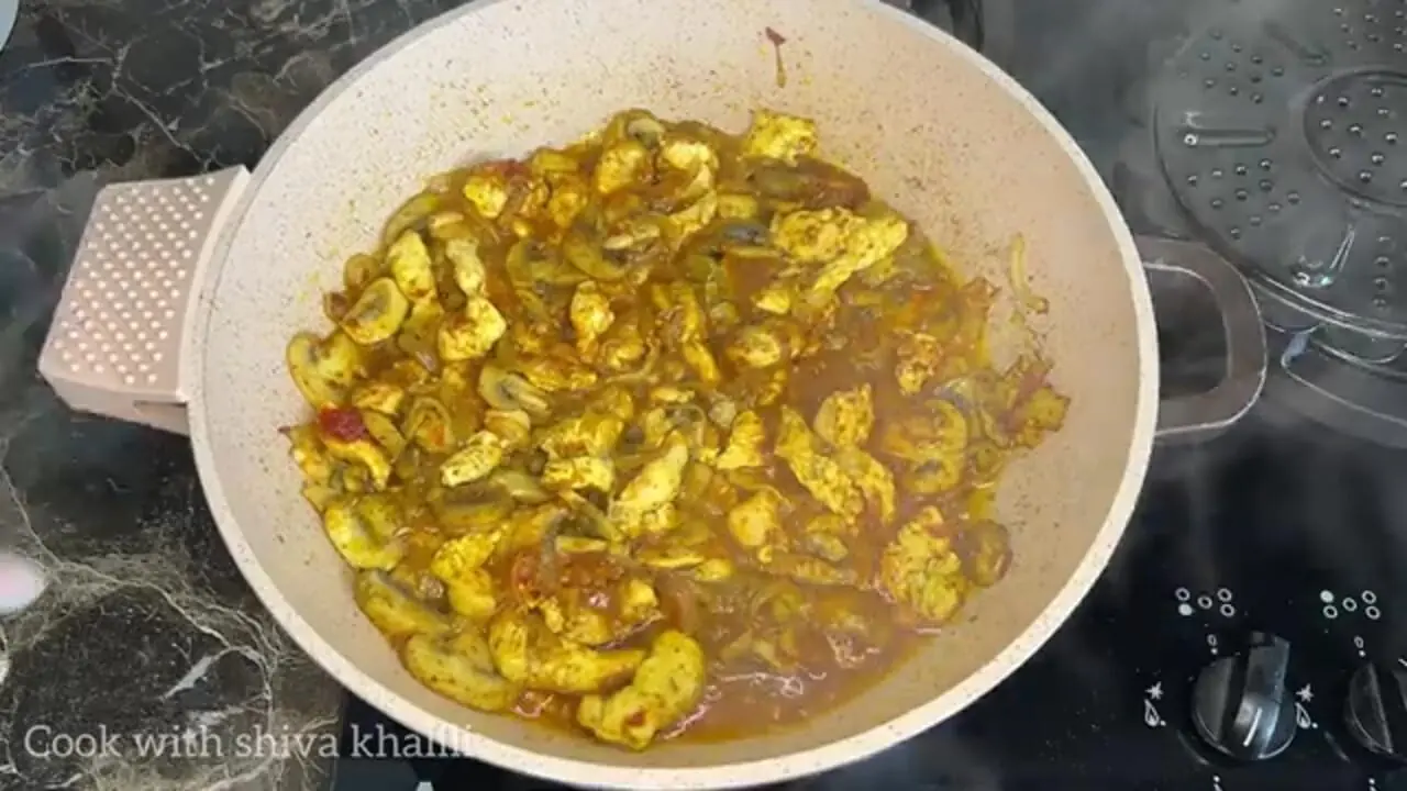ببینید| طرز تهیه ساندویچ قارچ و مرغ؛ یک شام ساده و سریع