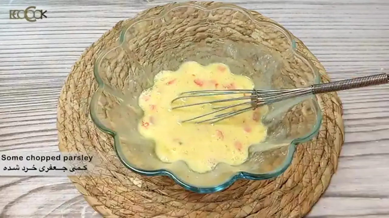 ببینید| طرز تهیه یک غذای ساده و سریع با پیاز، تخم مرغ و سیب زمینی