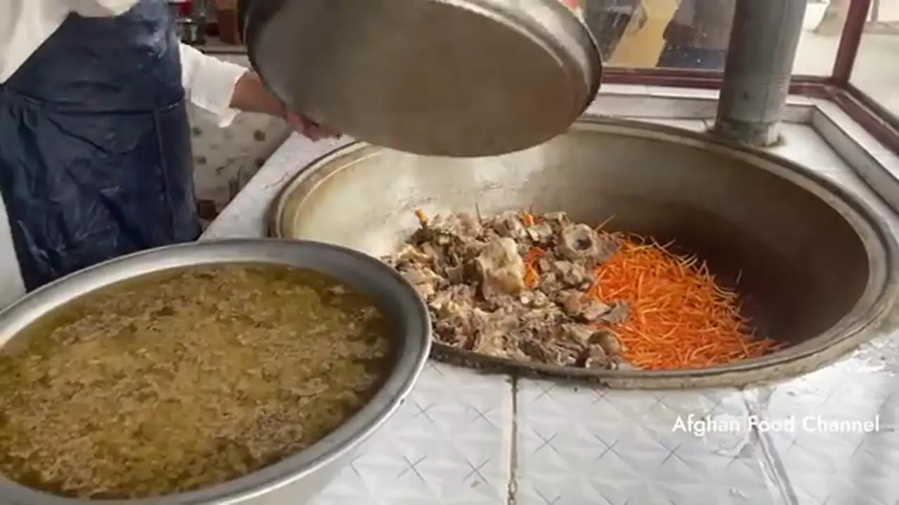 ببینید| غذای خیابانی در افغانستان؛ پخت کابلی پلو با 100 کیلو برنج و 20 کیلوگرم گوشت در کابل