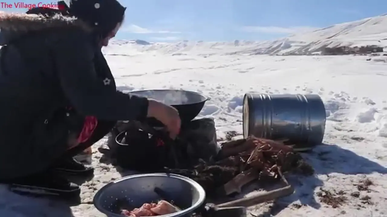 ببینید| غذای روستایی در افغانستان؛ پخت خوراک مرغ و نان سنتی در هوای برفی