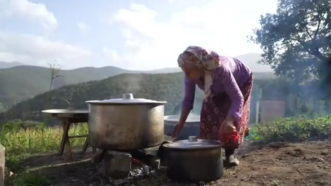 ببینید| غذای روستایی در ایران؛ پخت غذابا گوشت شتر مرغ در کوهستان