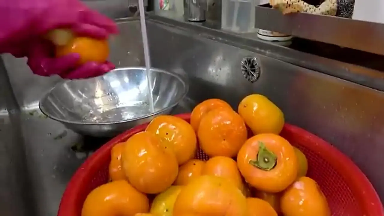 غذای خیابانی در کره؛ برش زدن هندوانه، آناناس، خرمالو و تهیه دسر میوه ای در سئول