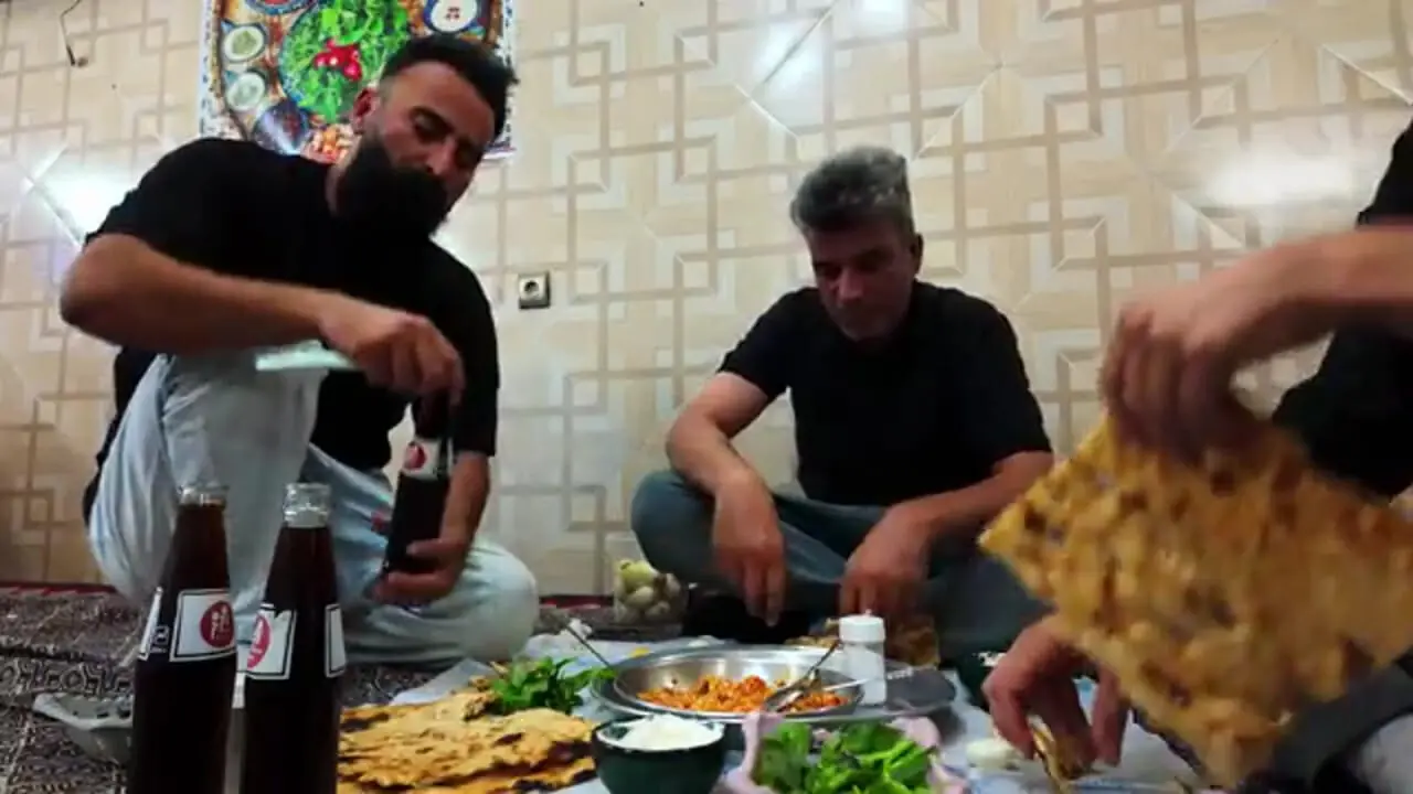 غذای خیابانی در ایران؛ پخت آبگوشت سنتی در تهران