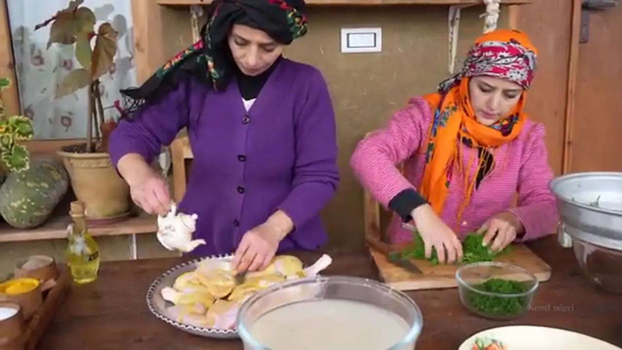 غذای روستایی در ایران؛ پخت باقالی پلو با مرغ در کوهستان