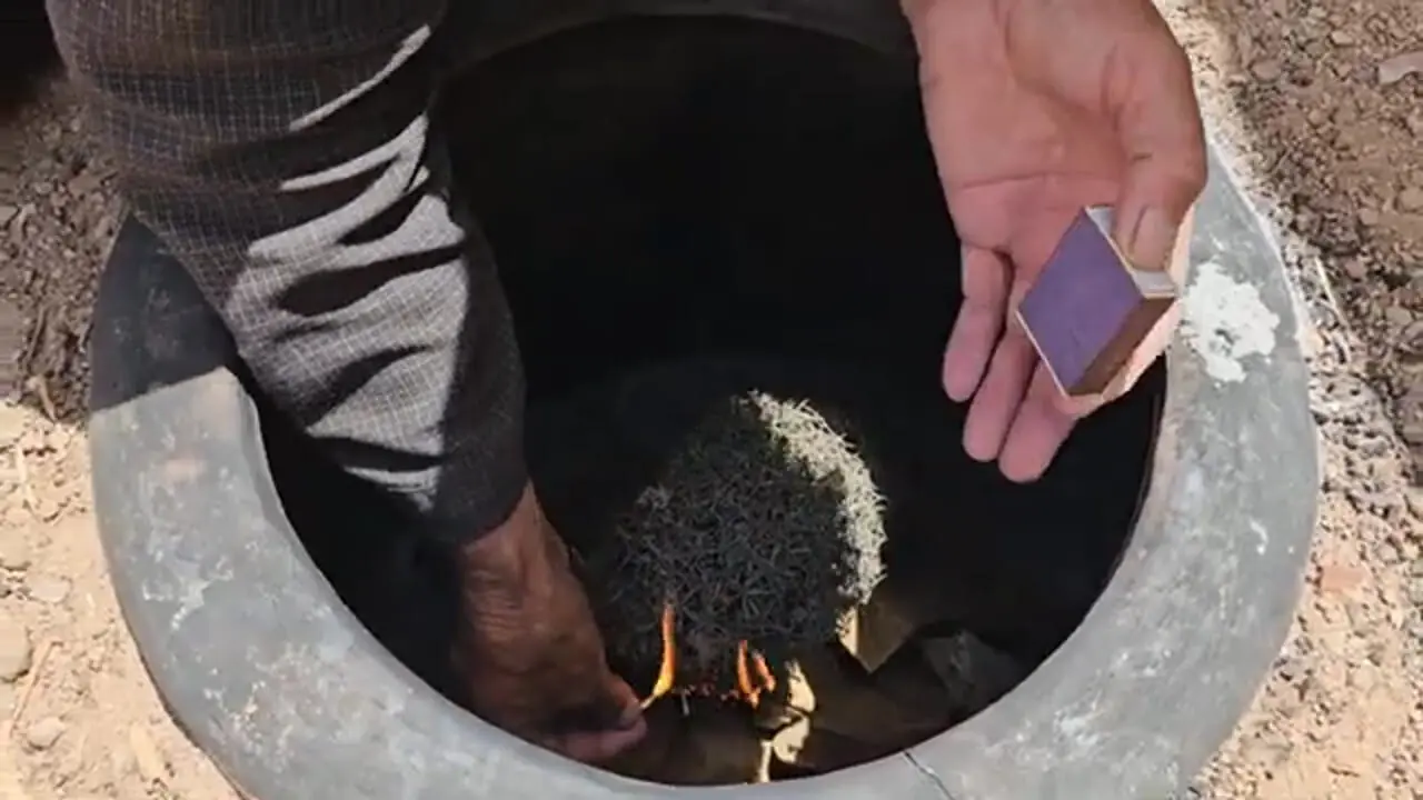 ببینید| غذای روستایی در افغانستان؛ پخت نان سنتی در تنور توسط زوج مسن افغان