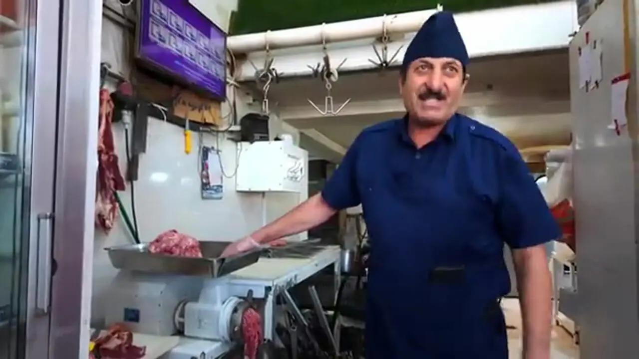 غذای خیابانی در ایران؛ پخت کباب کوبیده با نان سنگک تازه در قم