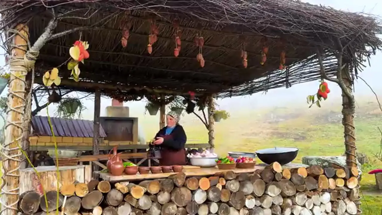 غذای روستایی در آذربایجان؛ کباب کردن ماهی غول پیکر در تنور زیر زمینی