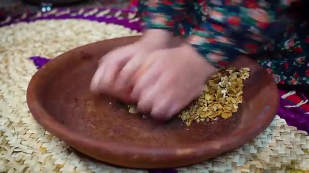 غذای روستایی در ایران؛ پخت خورشت کدو حلوایی با رب انار و سبزیجات محلی در طبیعت