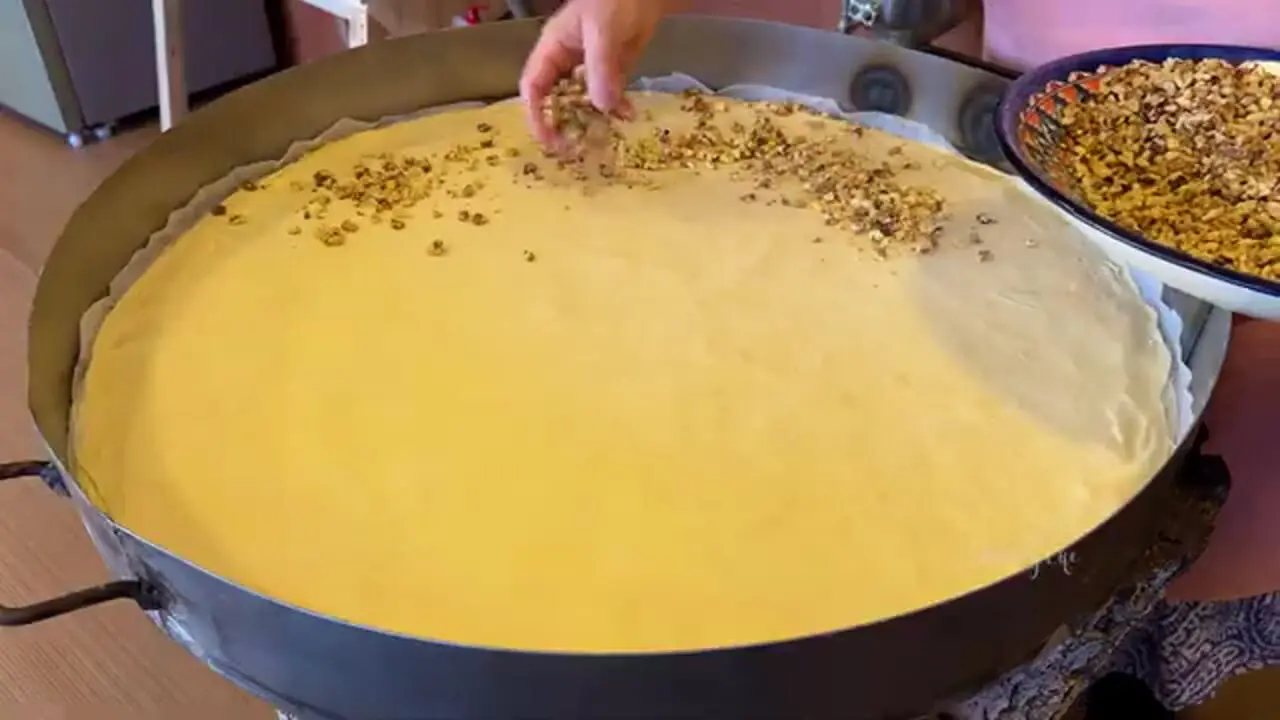 غذای روستایی در آذربایجان؛ پخت باقلوا گردویی در روستا