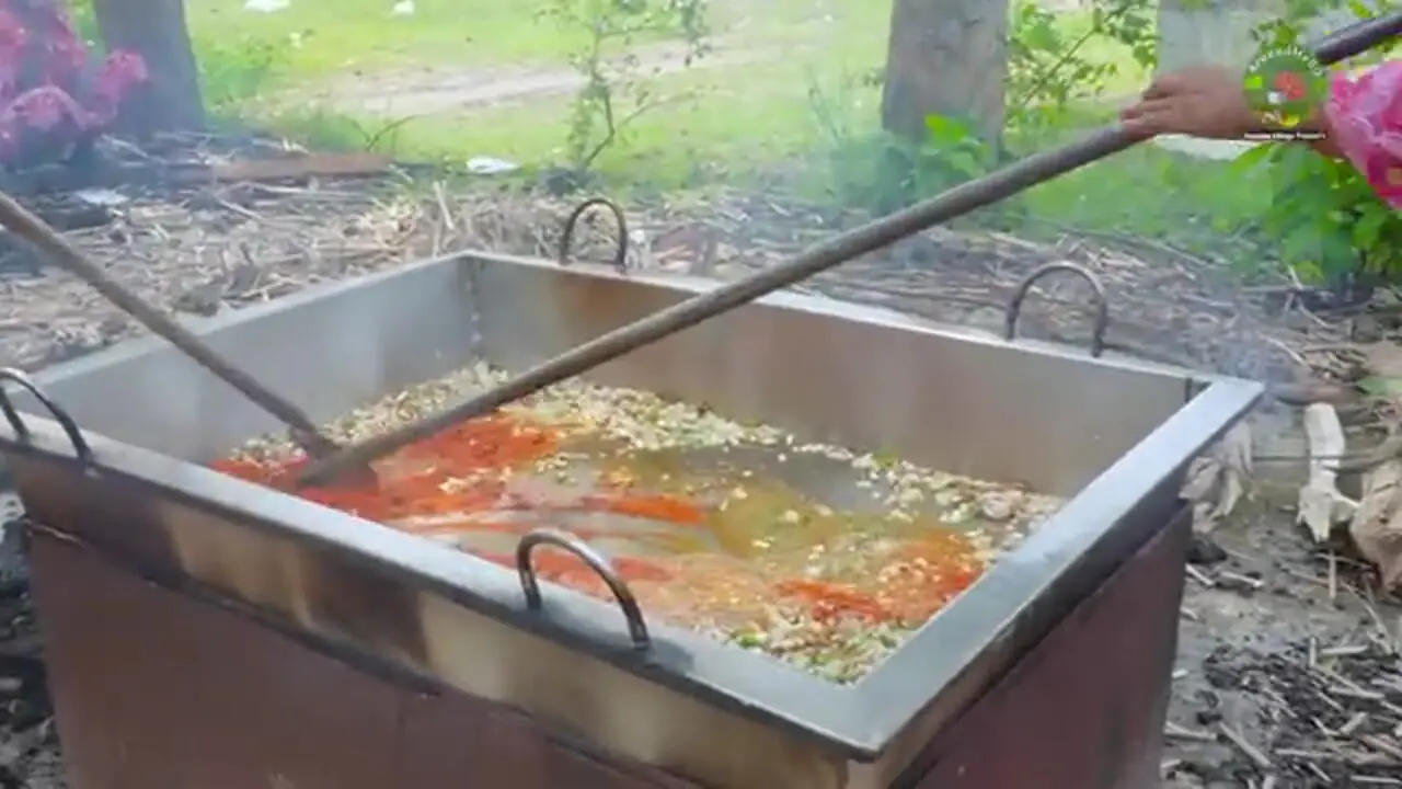 غذای روستایی در بنگلادش؛ پخت خوراک مرغ و بادمجان توسط بانوان در طبیعت