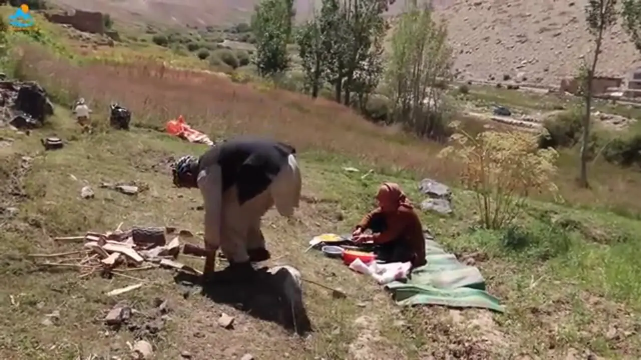 ببینید| غذای روستایی در افغانستان؛ پخت خوراک با کدو تنبل در کوهستانی سرسبز