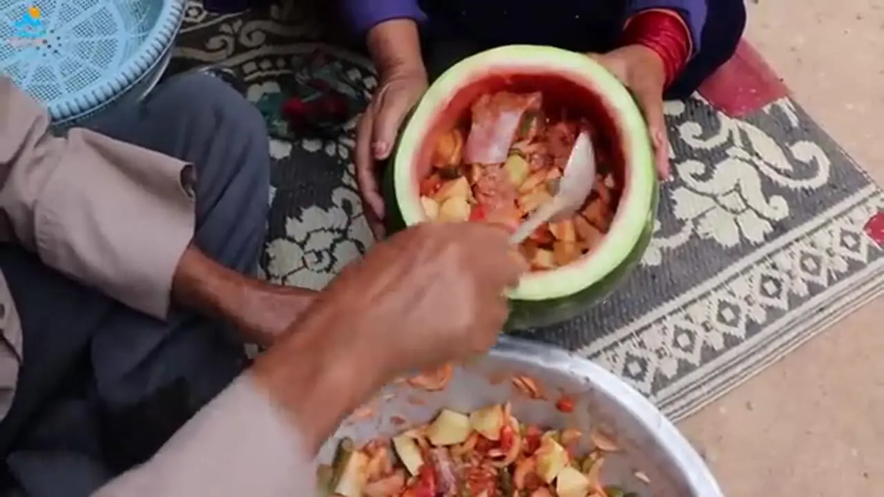 ببینید| غذای روستایی در افغانستان؛ پخت خوراک مرغ در داخل هندوانه و روی آتش