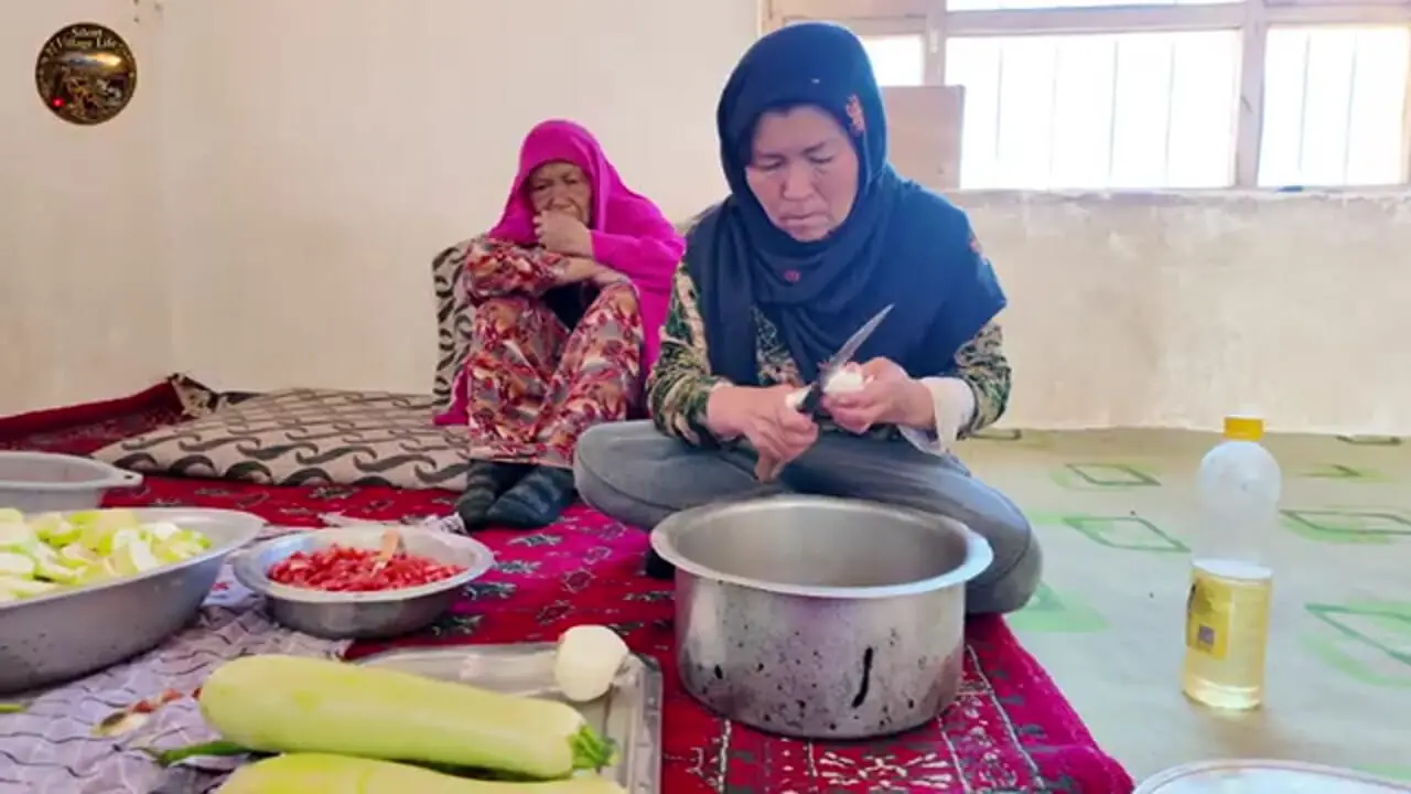 ببینید| غذای روستایی در افغانستان؛ پخت خوراک کدو سبز و تهیه نان سنتی در تنور