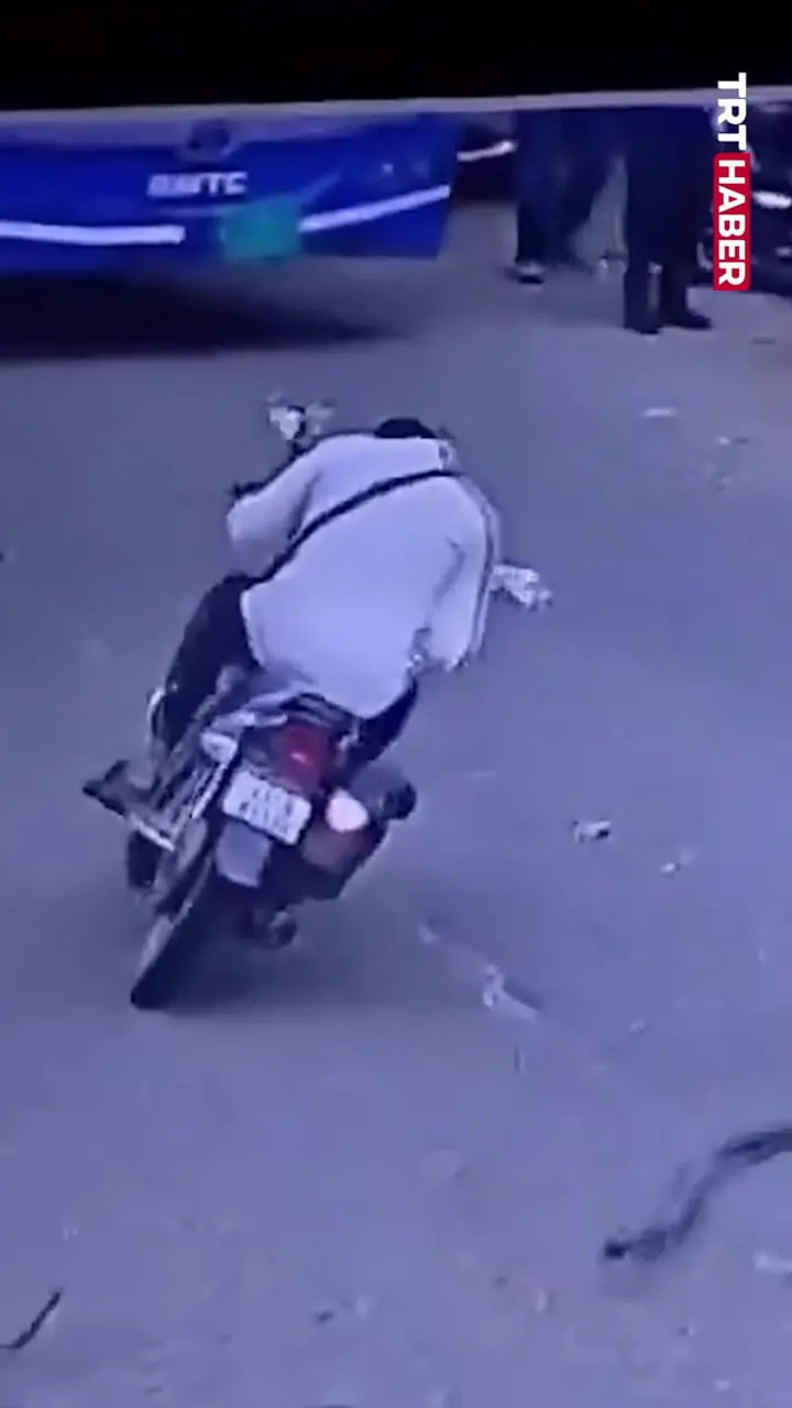سقوط شاخه خشک درخت بر سر موتورسوار