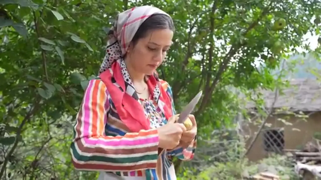 غذای روستایی در ایران؛ پخت خوراک مرغ و بادمجان همراه با نان سنتی در کوهستان