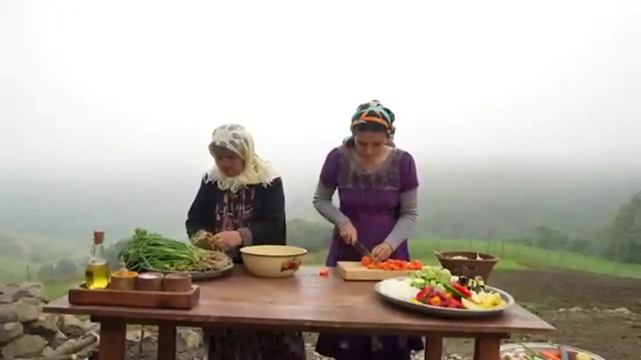 ببینید| غذای روستایی در ایران؛ پخت غذا با جگر گاو و نان سنتی