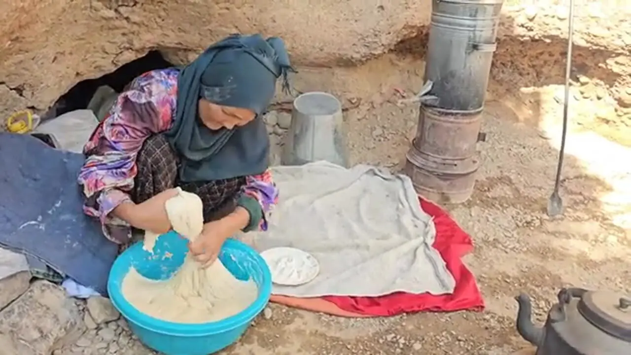 ببینید| غذای روستایی در افغانستان؛ پخت نان سنتی و سیب زمینی در تنور زیر زمینی