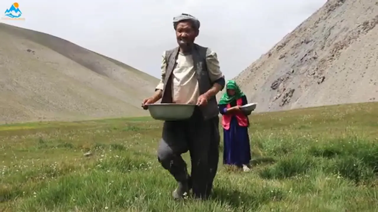 ببینید| غذای روستایی در افغانستان؛ تهیه یک خوراک سنتی با مرغ، هویج و سیب زمینی