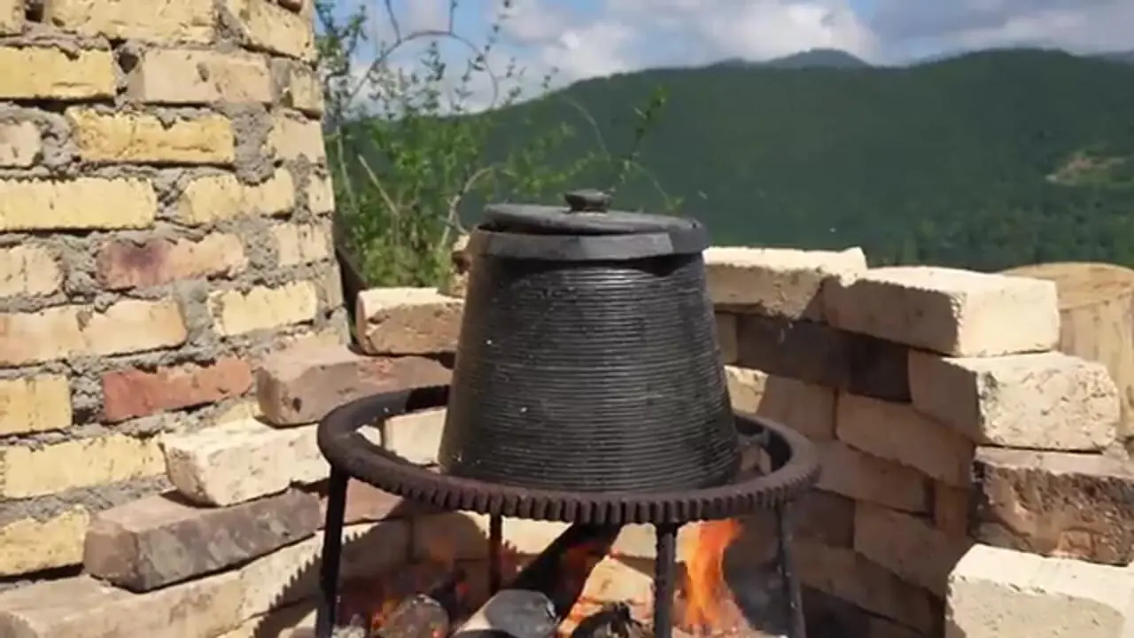 غذای روستایی در ایران؛ پخت آبگوشت با گوشت بره در دیگ سنگی