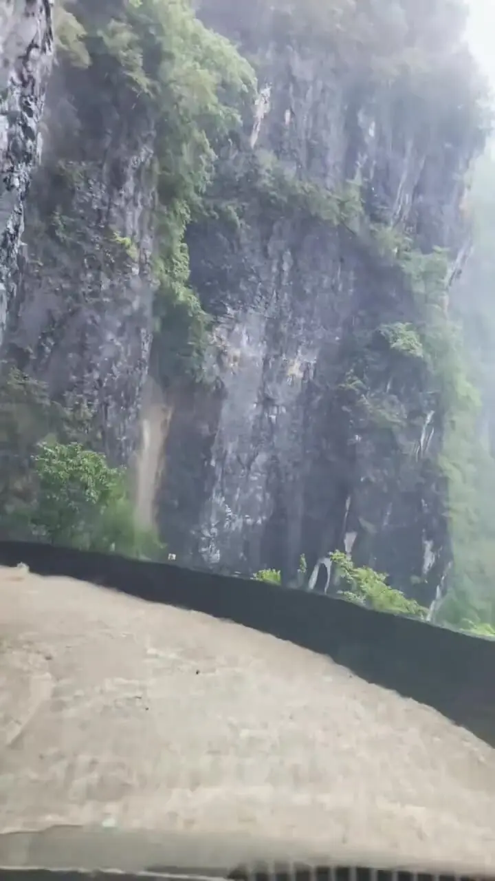 ببینید| عبور خودرو از جاده کوهستانی غرق در سیلاب