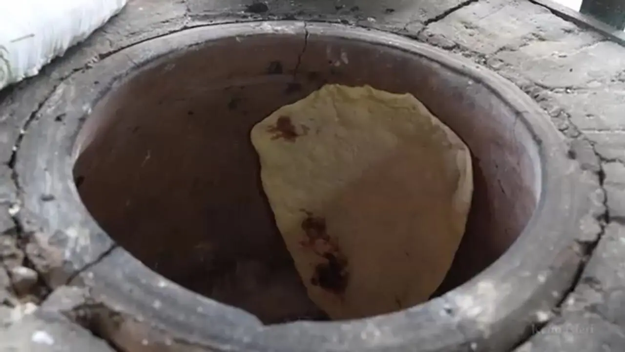 غذای روستایی در ایران؛ پخت نان تافتون و سیب زمینی تنوری و تهیه ترشی با تربچه