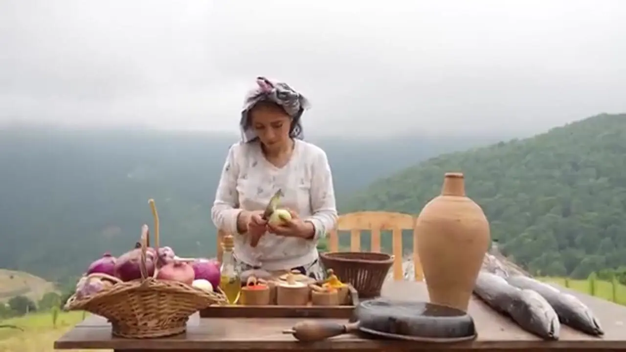 غذای روستایی در ایران؛ پیچیدن ماهی در گِل و کباب کردن آن ر آتش