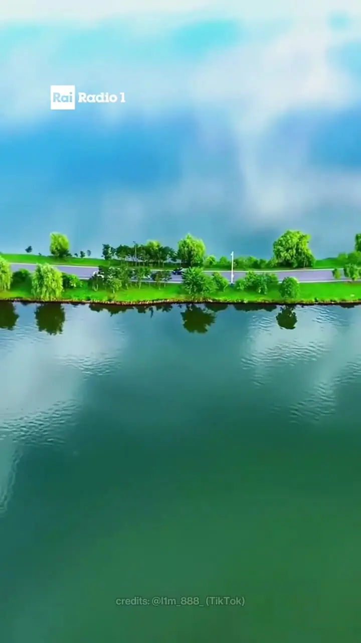 ببینید| توهم حرکت خودروها در آسمان بر اثر انعکاس نور در دریاچه
