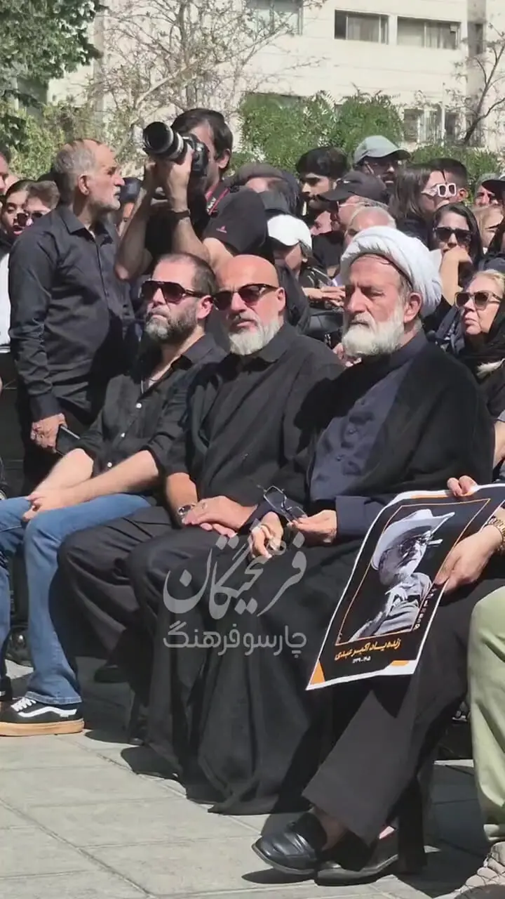آزیتا حاجیان و امیر آقایی در مراسم تشییع اکبر عبدی
