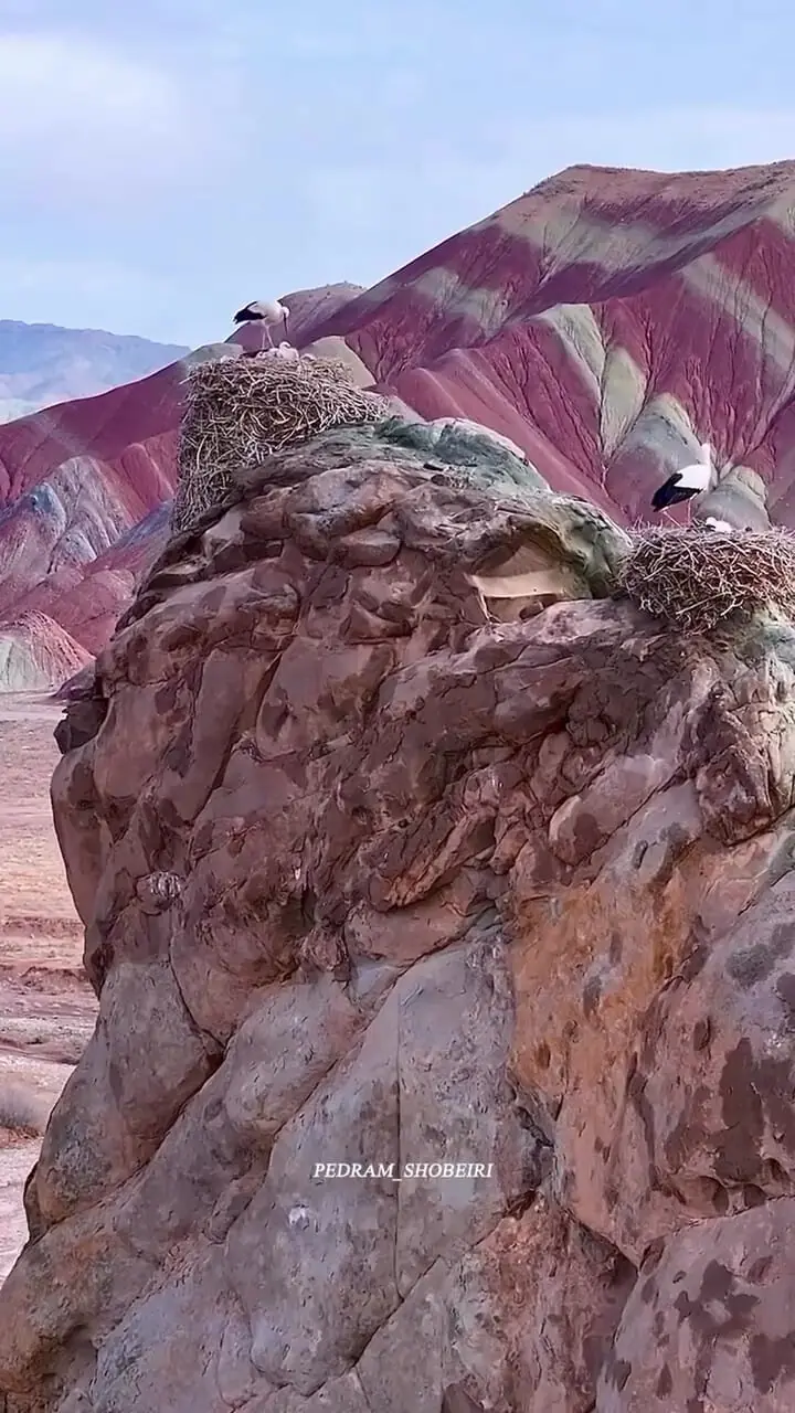 تصویری چشم‎نواز از قلعه لک‌لک‌ها و کوه‌های رنگی ماهنشان