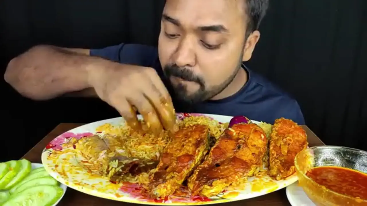 غذا خوردن با صدا؛ خوردن 1.5 کیلو پلو ماهی به روش یوتیوبر بنگلادشی