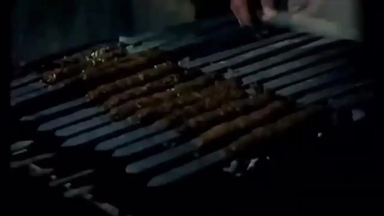 سکانسی از رقص ماندگار اکبر عبدی در سینما