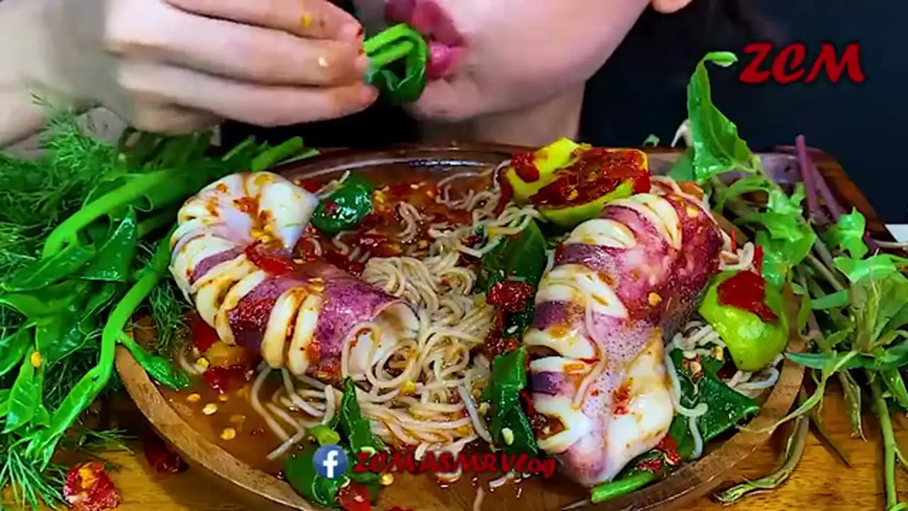 غذا خوردن با صدا؛ خوردن سالاد نودل و ماهی مرکب به روش دختر مشهور تایلندی