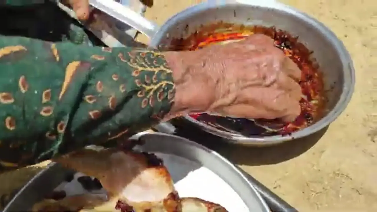 غذای روستایی در ایران؛ پخت مرغ شکم پر توسط بانوی عشایر در کوهستان