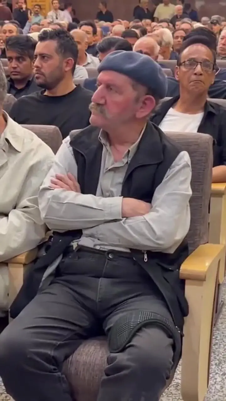 عادل فردوسی‌پور و علی پروین در مراسم ختم اکبر عبدی