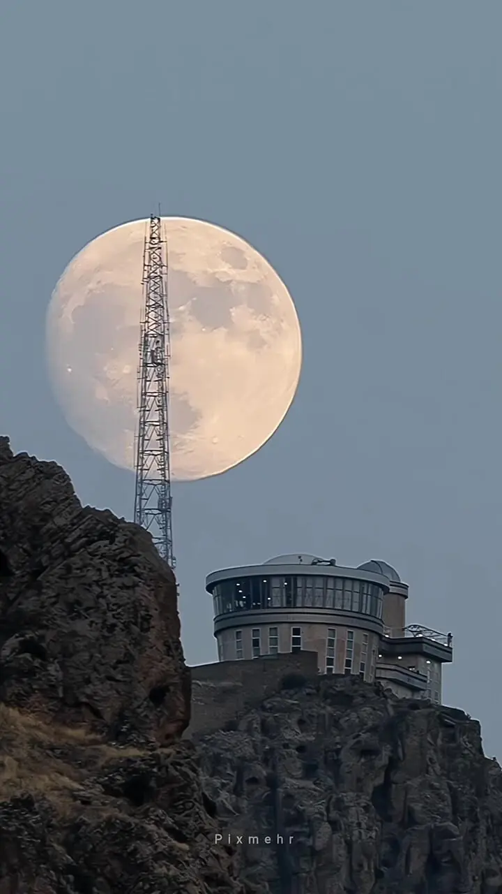 ببینید| طلوع ماه برفراز رصدخانه کاسین خرم آباد
