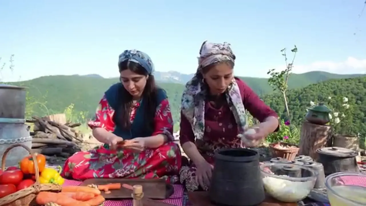 غذای روستایی در ایران؛ پخت یک غذای سنتی با اردک و پخت نان تافتون