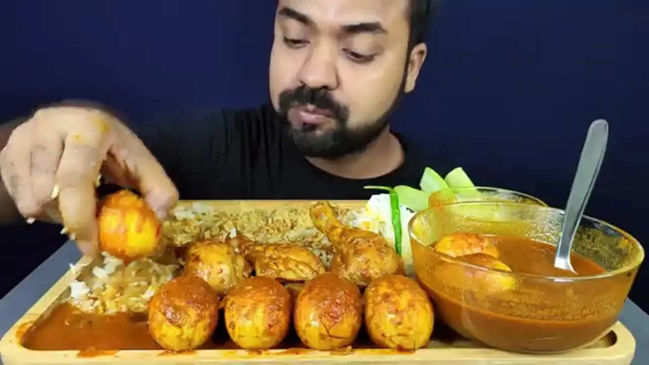 غذا خوردن با صدا؛ خوردن 6 ران مرغ تند و 8 تخم مرغ آب پز به روش جوان بنگلادشی
