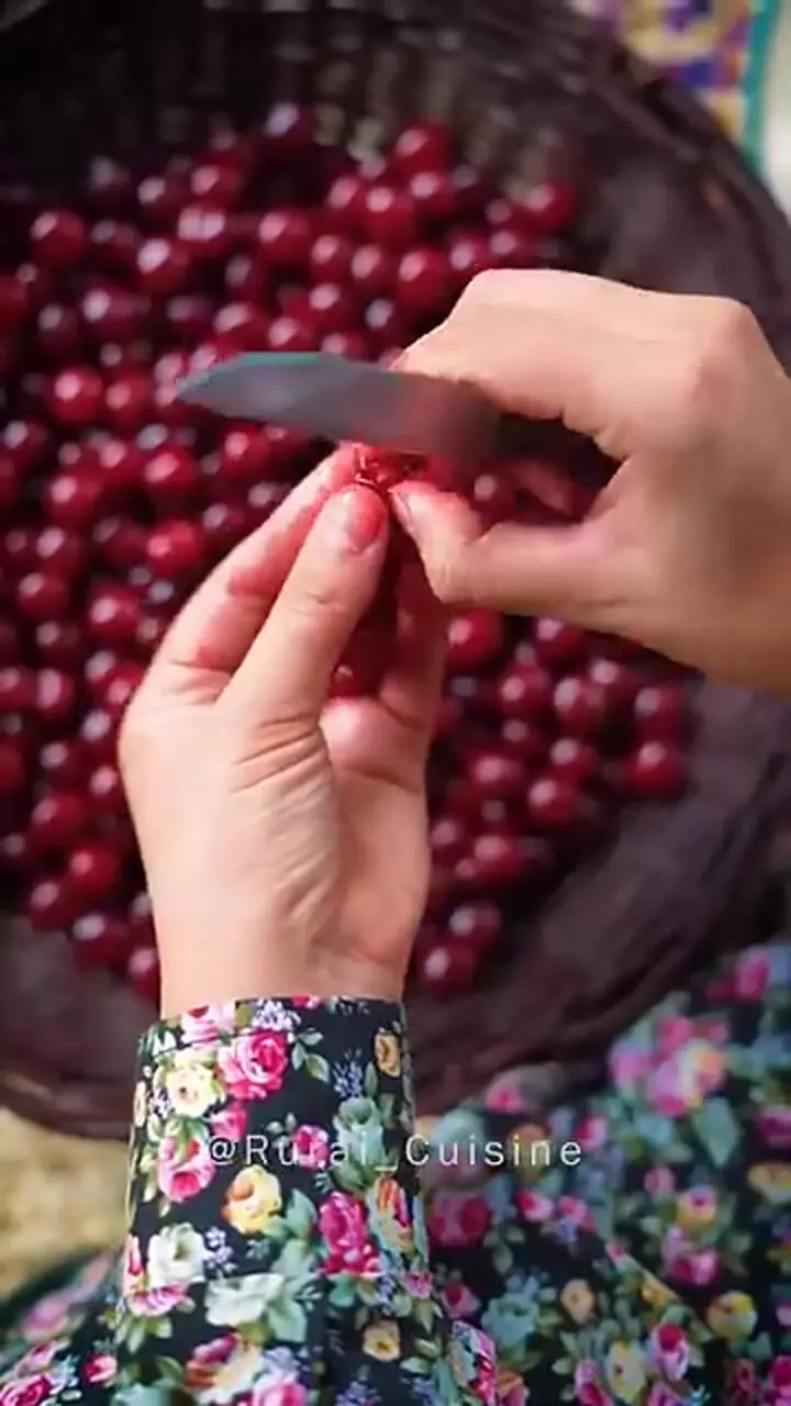 غذای روستایی در ایران؛ پخت کیک آلبالو در طبیعت زیبای روستا