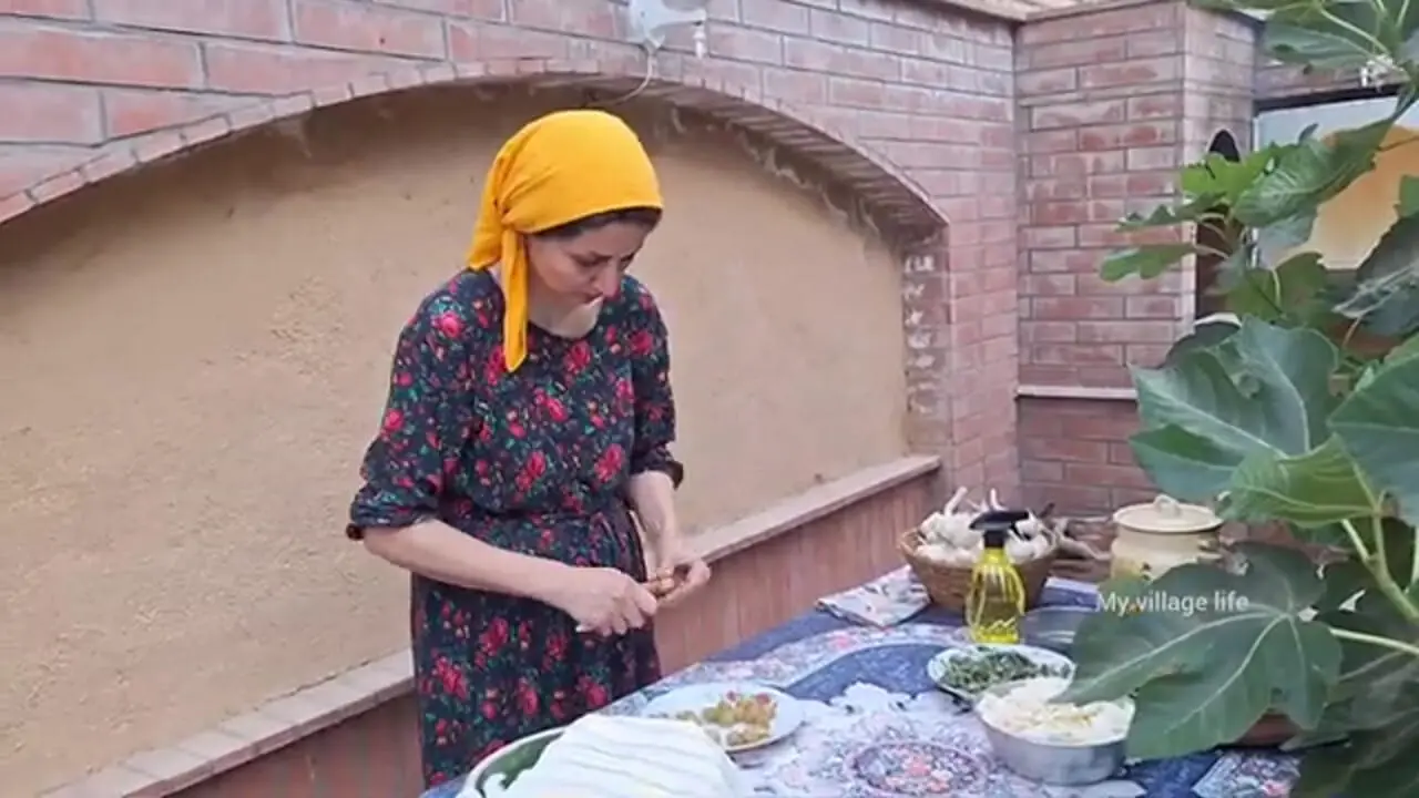 ببینید| غذای روستایی در ایران؛ پخت حرفه ای نان سیر در طبیعت روستا