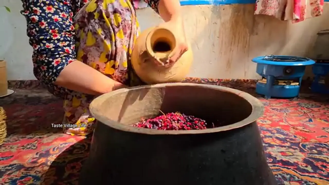 غذای روستایی در ایران؛ برداشت زرشک وحشی از کوهستان و تهیه مربا با آن