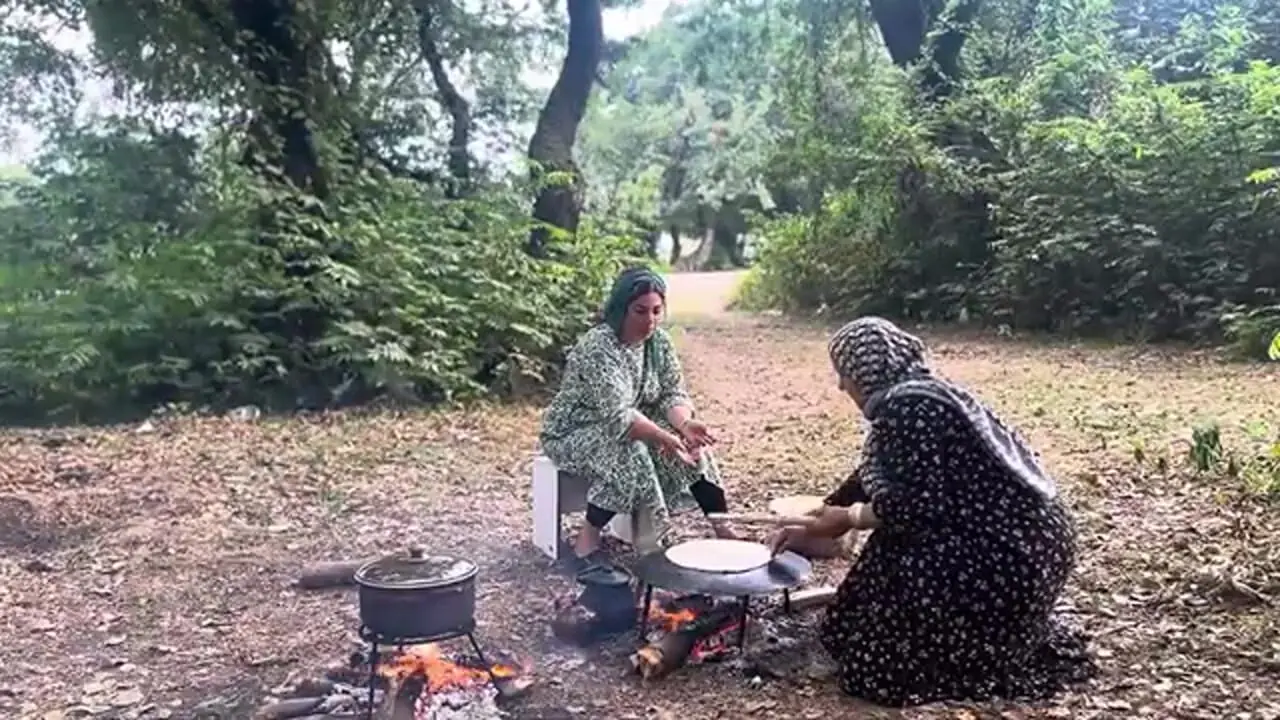 غذای روستایی در ایران؛ کباب کردن ماهی قزل آلا روی آتش و پخت کیک با گلابی تازه