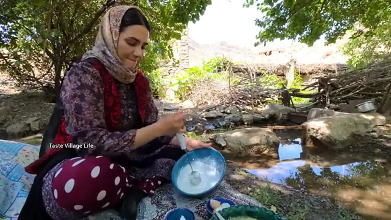 غذای روستایی در ایران؛ برداشت شاه توت از جنگل و تهیه کیک و شربت با آن