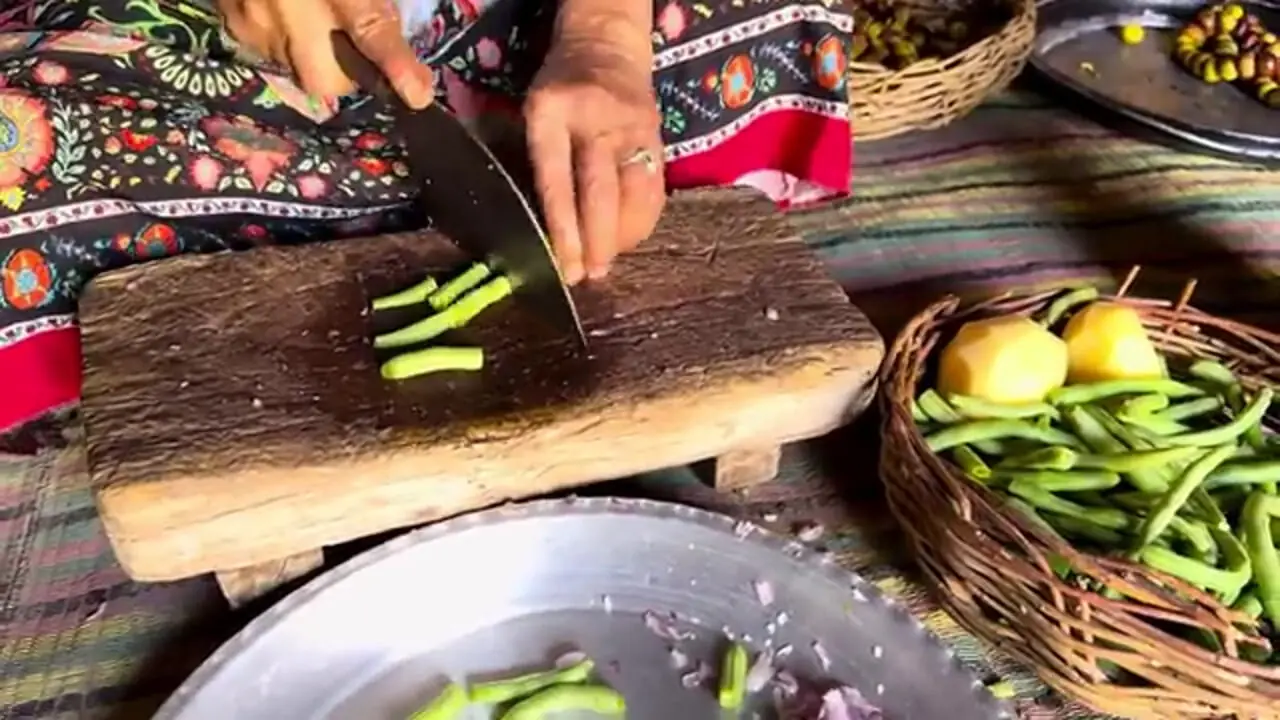 غذای روستایی در ایران؛ برداشت انجیر، پخت نان سنتی و خوراک مرغ و لوبیا در دشت