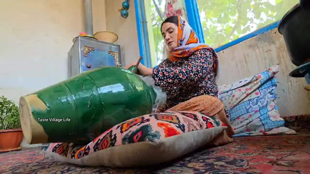 غذای روستایی در ایران؛ برداشت سیب از جنگل و تهیه کیک و کمپوت با آن
