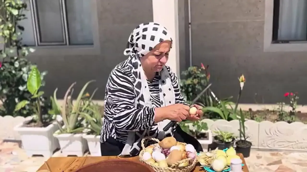 غذای روستایی در ایران؛ پخت ماهی شکم پر با گردو و سبزیجات
