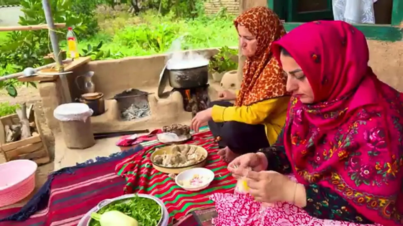 غذای روستایی در ایران؛ پخت آش ترش سنتی در روستایی سرسبز