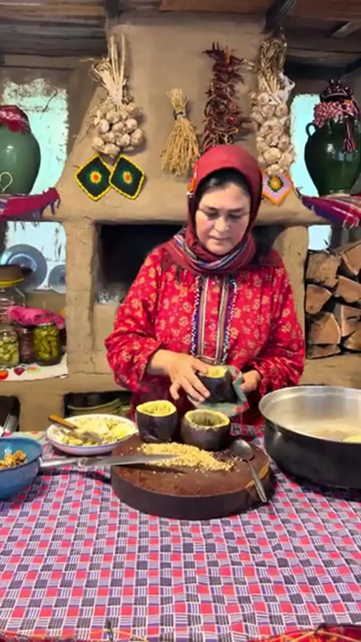 غذای روستایی در ایران؛ پخت دلمه با بادمجان، گوشت چرخ کرده و انار